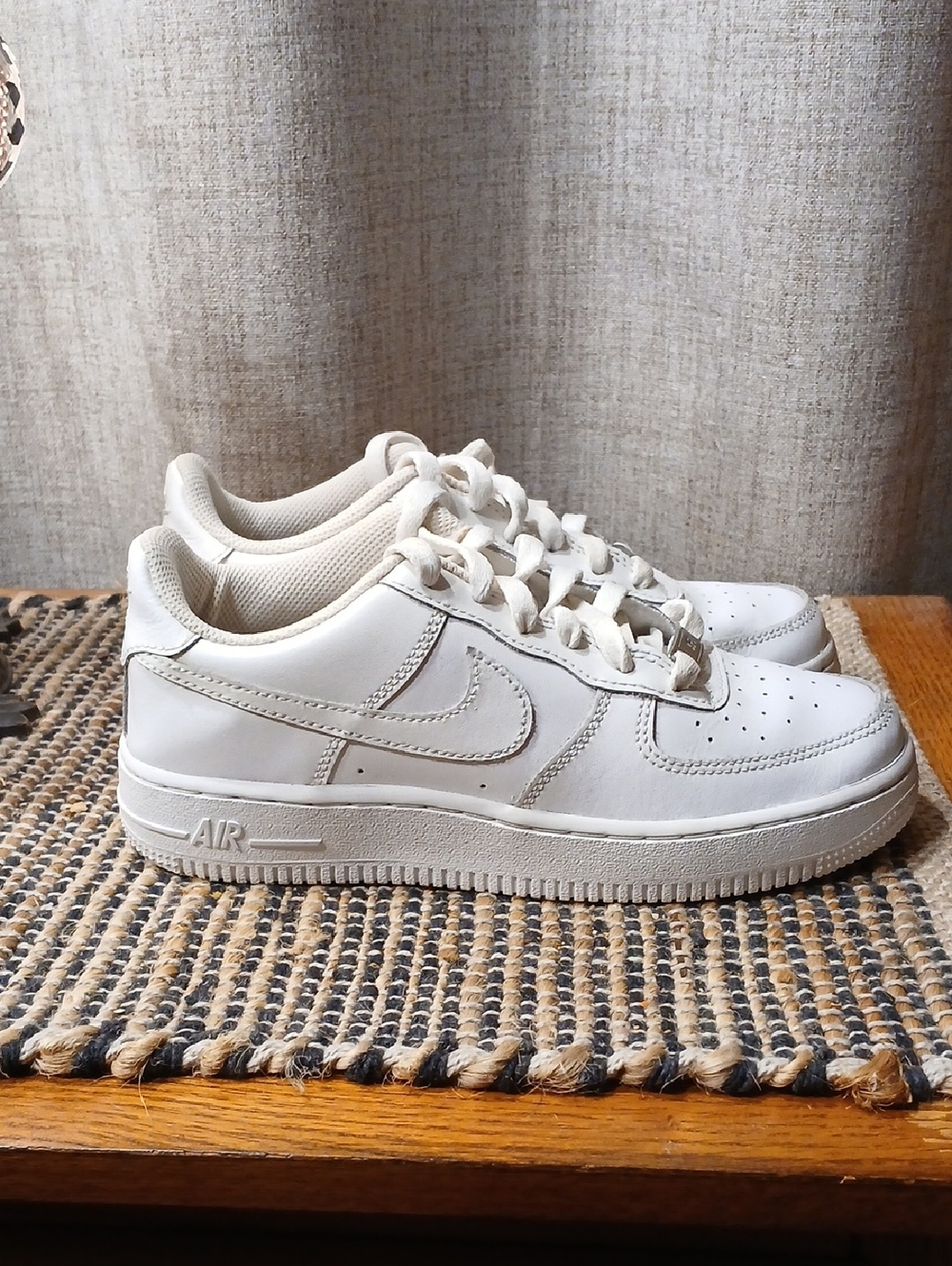 Womens Nike Air Force 1 White Low-Top Athletic Sneakers Size 7